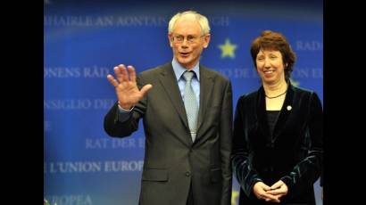 Primer ministro belga, Hermann van Rompuy junto a la comisaria europea de Comercio Catherine Ashton
