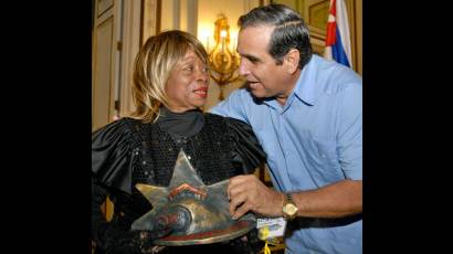 Juana Bacallao recibe el Premio del Barrio