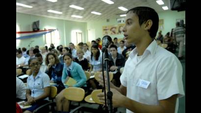 Debaten estudiantes de la enseñanza media FEEM