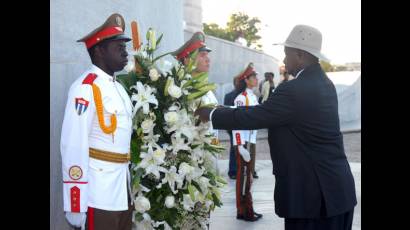 Presidente de Uganda rinde tributo a Jose Martí