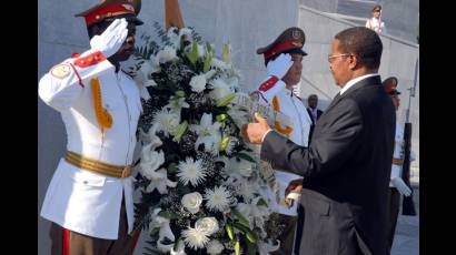 Presidente de Tanzania coloca ofrenda floral a José Martí
