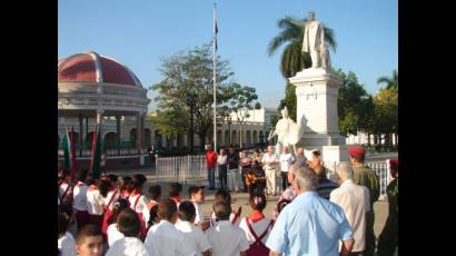 Centenares de jóvenes rindieron homenaje a las FAR