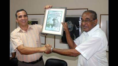 Juan José Rabilero entrega reconocimiento a Harry Villegas