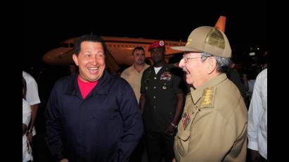 Raúl Castro recibe a Chávez en el Aeropuerto Internacional