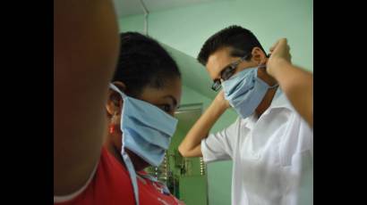 Médicos cubanos que asisten a enfermos de A (H1N1)