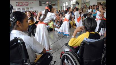 La Escuela Solidaridad con Panamá recibibe el Premio Los Zapaticos de Rosa