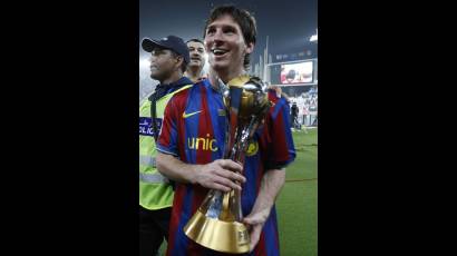 Lionel Messi con el último trofeo del Barcelona