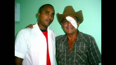 Luis Aguilera Gámez con un trozo de cristal alojado en su ojo izquierdo