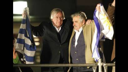 Mujica acompañado del que será vicepresidente, Danilo Astori