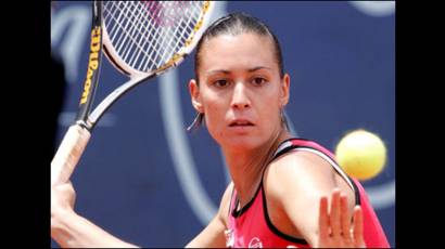 Italiana Flavia Pennetta avanza en torneo de tenis de Auckland