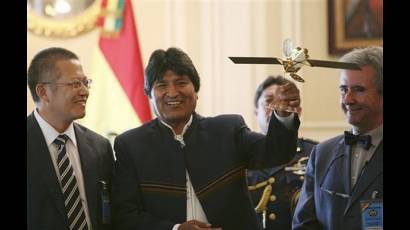 Bolivia y China construirán satélite Túpac Katari