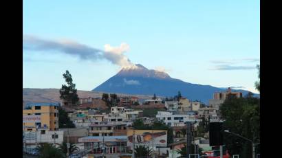 Volcán ecuatoriano Tungurahua arroja lava y cenizas