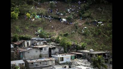 Haitianos abandonan sus casas debido al terremoto