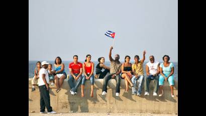 Los cubanos del malecón habanero