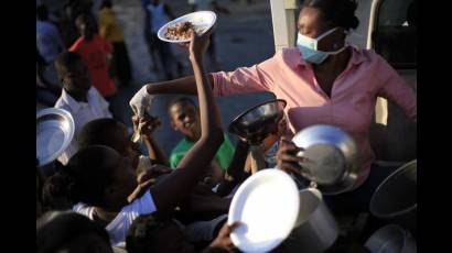 Sobrevivientes del sismo del pasado martes aguardan para obtener alimentos en Puerto Príncipe