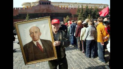 Seguidores de Lenin visitan mausoleo en la Plaza Roja 