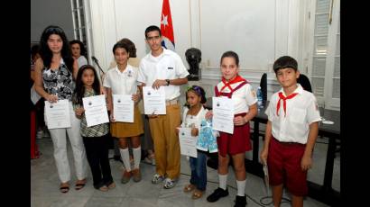 Entrega el Centro de Estudios Martianos premios a niños y jóvenes estudiosos de la vida del Apóstol