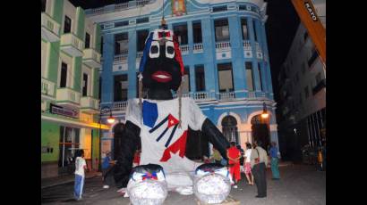 La gigantesca muñeca Leonor