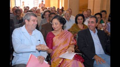 El vicecanciller Marcos Rodríguez junto a la embajadora de la India Mitra Vasisht