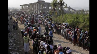 Persisten las colas para la distribución de comida en Puerto Principe