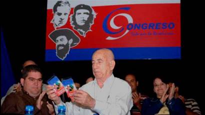 Fidel y Raúl delegados del IX Congreso de la UJC