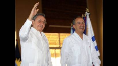 Raúl Castro en Cancún para participar en Cumbre de la Unidad