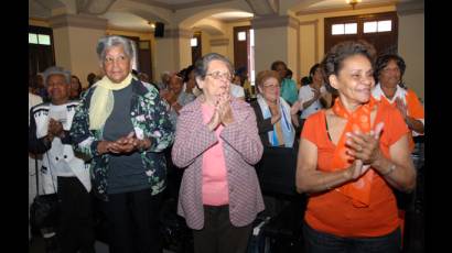 Los adultos mayores también cursan estudios universitarios 