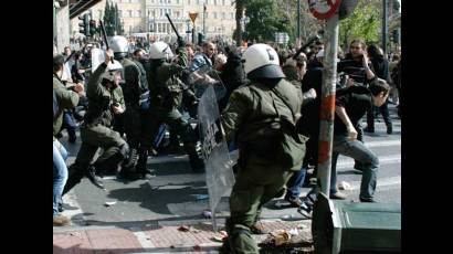 Aumenta violencia contra manifestantes en Grecia