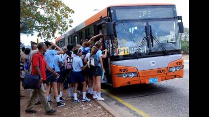 Los estudiantes cubanos de preuniversitarios invaden las ciudades