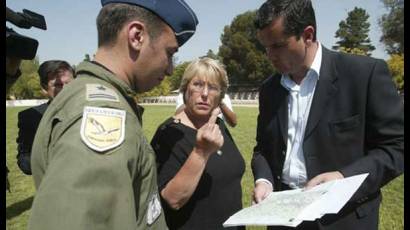La mandataria chilena se reune con los comandantes en jefes de las fuerzas y policías