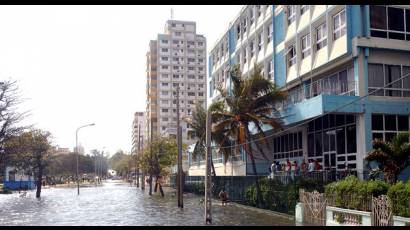 Comienzan a disminuir las inundaciones en el litoral habanero