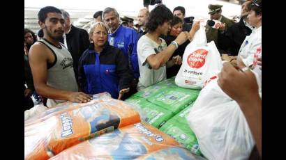 Distribuyen ayuda en Chile