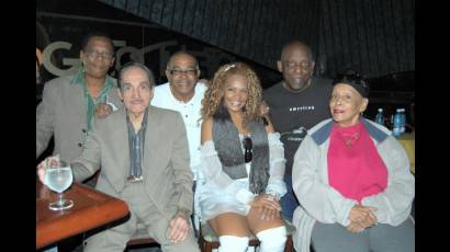 Nelson Pinedo Fedullo junto a  Omara Portuondo y otros artistas
