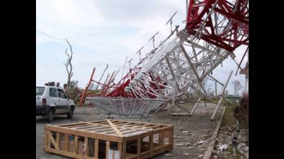 Torre de comunicación destruida