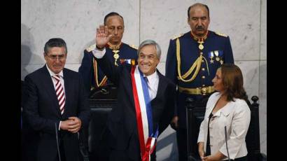 Sebastián Piñera luce la banda presidencial chilena