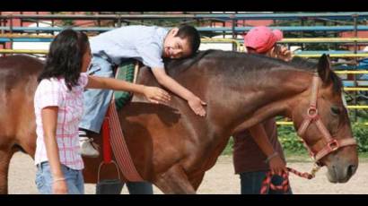 Terapia equina para niños sordo-ciegos