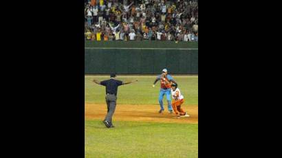La jugada en segunda Borroto vs Leonys
