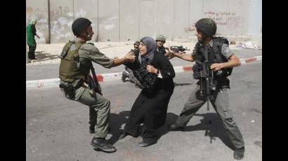 Militares de Israel maltratan a una palestina 