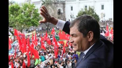 Rafael Correa saluda a sus seguidores