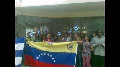 Mitin revolucionario frente a la embajada de Venezuela