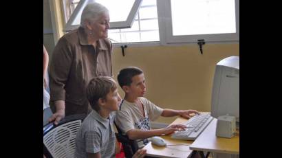Familiares de Terry Fox visitan a niños de Chernobil