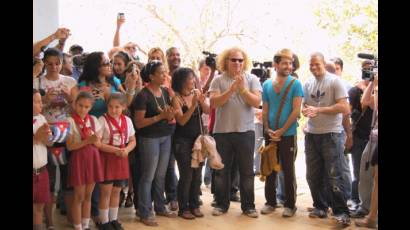 Grupo calle 13 visita escuelas cubanas