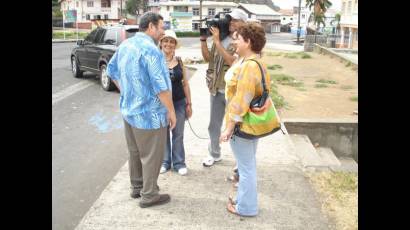 Ralph Gonsalves en diálogo con la prensa y médicos