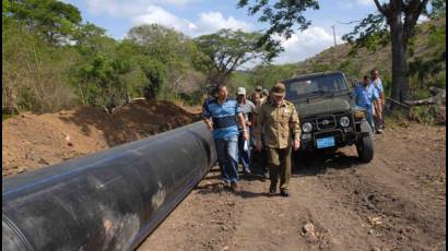 Ramiro recorre las obras de acueducto