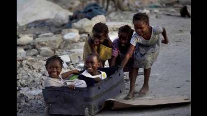 Niños haitianos juegan en las calles