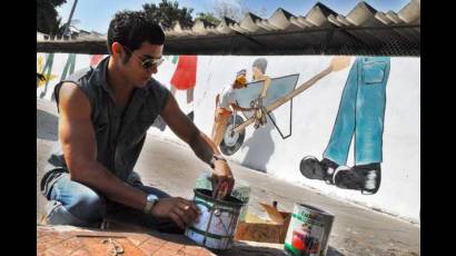 El joven artista y el mural