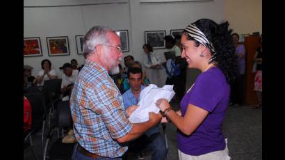 Joven creadora gana premio nacional de reseña crítica literaria Segur 2010