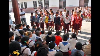 Los pioneros realizan actividades culturales y patrióticas