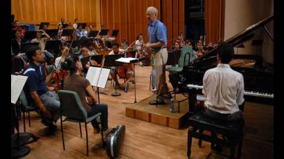 El director argentino Jorge Rotter y la orquesta del Lyceum Mozartiano de La Habana