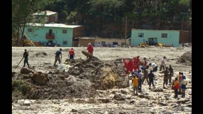 Buscan víctimas en el lodo tras alud en Perú